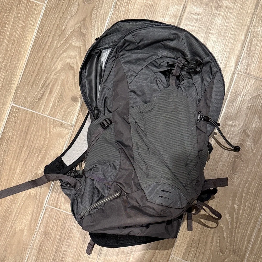 OSPREY streamlined daypack